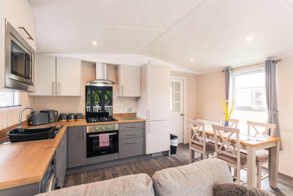 Lucas Lodge With Hot Tub Barmby on the Moor Экстерьер фото