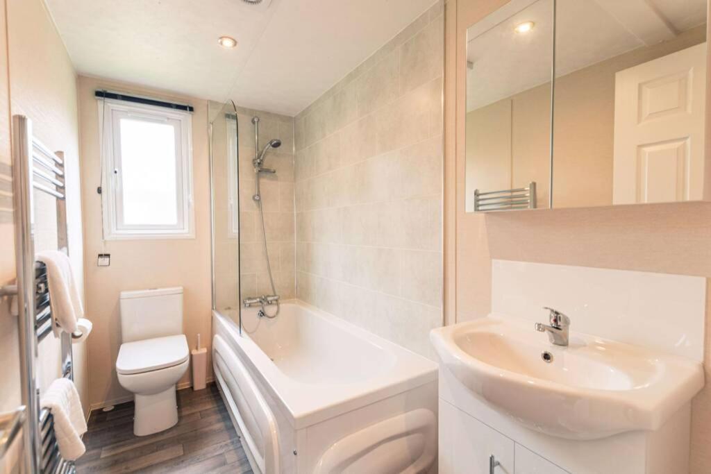 Lucas Lodge With Hot Tub Barmby on the Moor Экстерьер фото