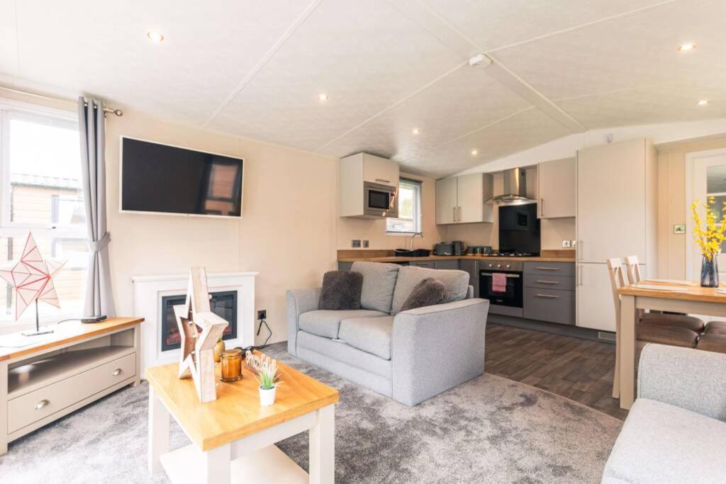 Lucas Lodge With Hot Tub Barmby on the Moor Экстерьер фото
