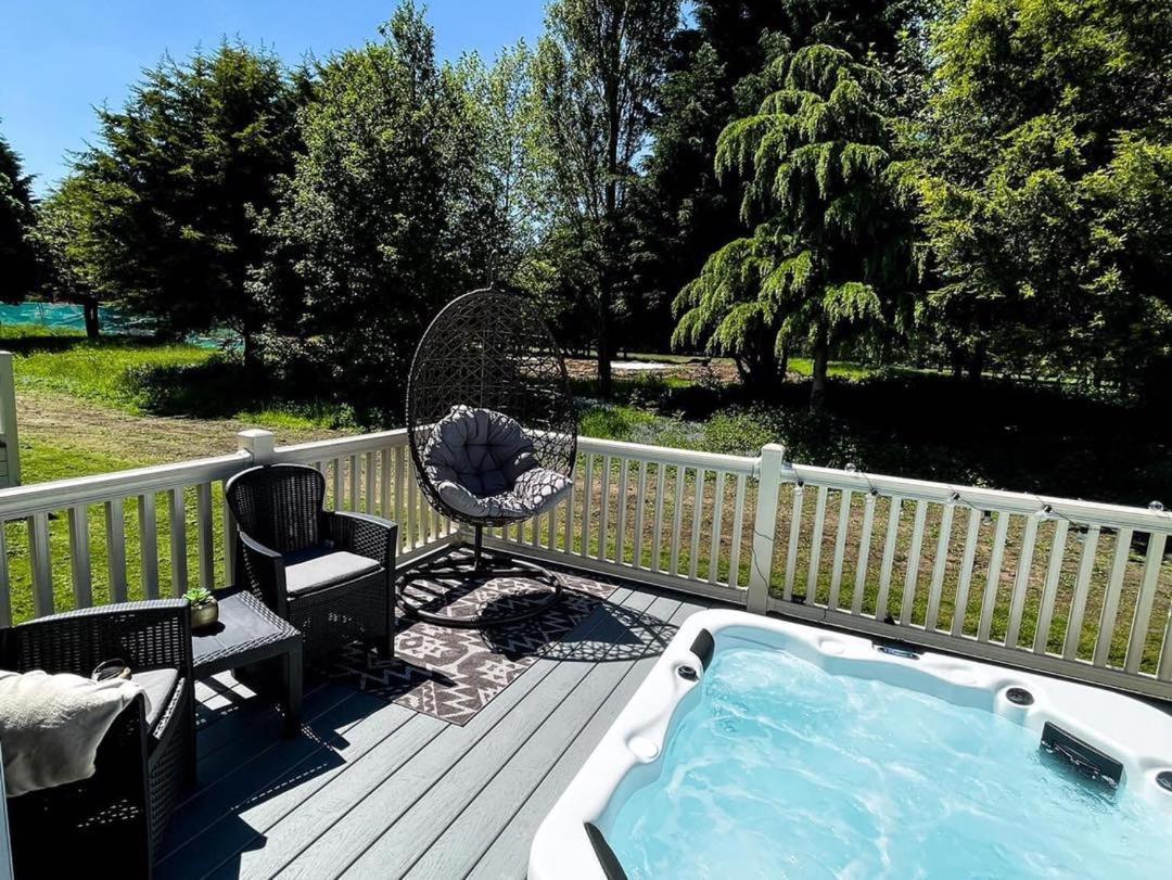 Lucas Lodge With Hot Tub Barmby on the Moor Экстерьер фото